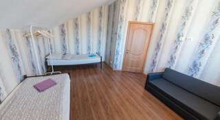 Гостиница Family Hostel Краснодар Трехместный номер с основными удобствами и общей ванной комнатой-5